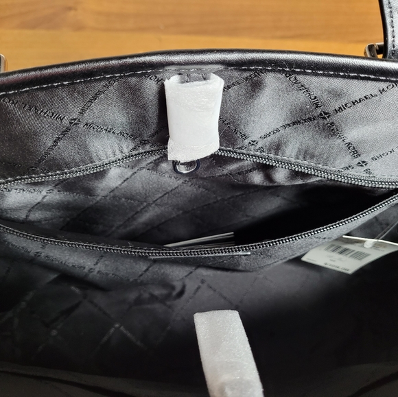 NWT $328.00 Michael Kors Jet Set Charm Hood Star Medium Carryall Tote Bag Black - Picture 10 of 11